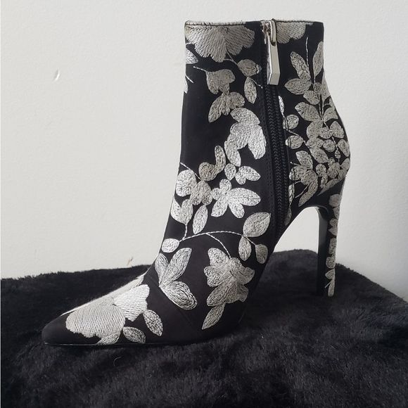 🌟HOSTPICK🌟Zara Floral Black&White High Heels - Picture 5 of 9